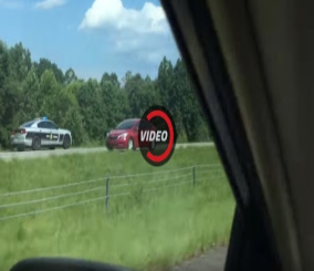 “فيديو” شاهد شرطي يقود سيارة في الطريق الخاطئ وبسرعة عالية