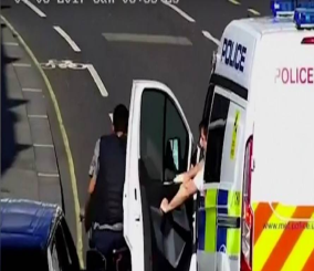 “فيديو” شاهد شرطة تطيح بلص بعد ثوان من سرقته سيارة