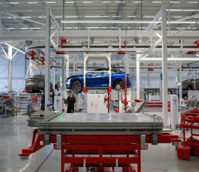 بالصور المصنع الجديد لشركة “تسلا موتور” الأمريكية لتجميع سياراتها الكهربائية