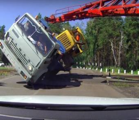 “فيديو” شاهد انقلاب شاحنة تحمل معدة ثقيلة على تقاطع طريق بسبب السرعة