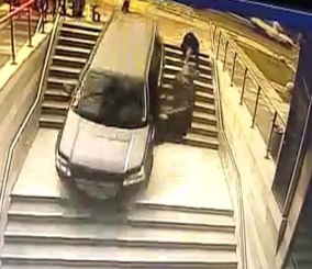 “فيديو” شاهد امرأة توقف سيارتها على سلالم مبنى في شيلي لتنزلق إلى أسفل