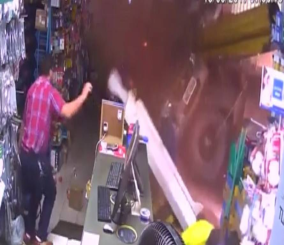 “فيديو” شاهد  لحظة اقتحام شاحنة إسمنت ضخمة لمتجر في البرازيل