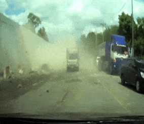 “فيديو” شاهد  اشتعال النيران بشاحنة غاز الغاز الطبيعي وتحطيمها لعدة السيارات