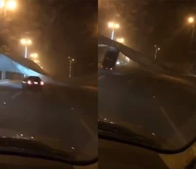 “فيديو” شاهد عاصفة قوية تُعلق سيارة بالهواء على عجلاتها الخلفية بالقصيم