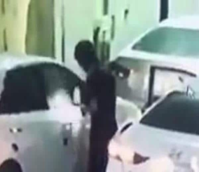 “فيديو” شاهد لص يكسر زجاج سيارة كامري ويسرق محتوياتها بالرياض