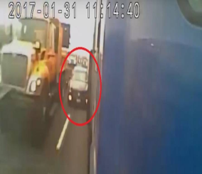 “فيديو” شاهد ماذا لسائق حشر سيارته بين شاحنات ضخمة
