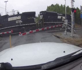 “فيديو” شاهد نجاة امرأة من حادثة قطار بعد أن علقت سيارتها بالسكة الحديدية