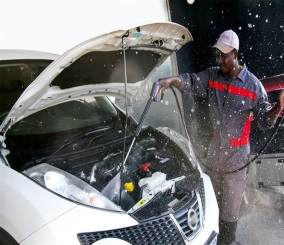 تحذيرات من غسل مُحرك السيارة بهذه الطريقة
