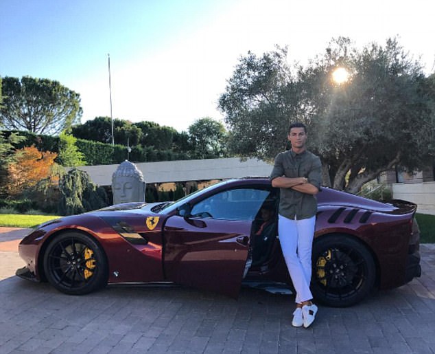 كريستيانو رونالدو يستعرض سيارته الفيراري F12 الجديدة
