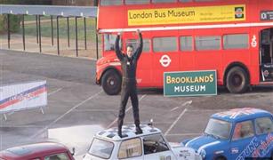 "فيديو" شاهد دخول سائق بريطاني موسوعة جينيس بسبب ركنة سيارة 1
