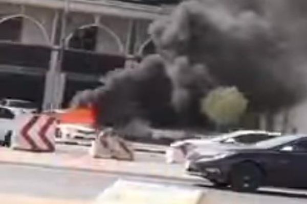 “فيديو” شاهد النيران تشتعل فجأة في إحدى السيارات المتوقفة بجوار طريق الملك فهد