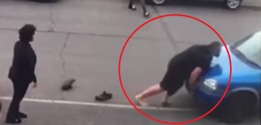 “فيديو” شاهد رجلا تركيا غاضبا وهو يزيح سيارة الجيران من مكانها بيديه فقط