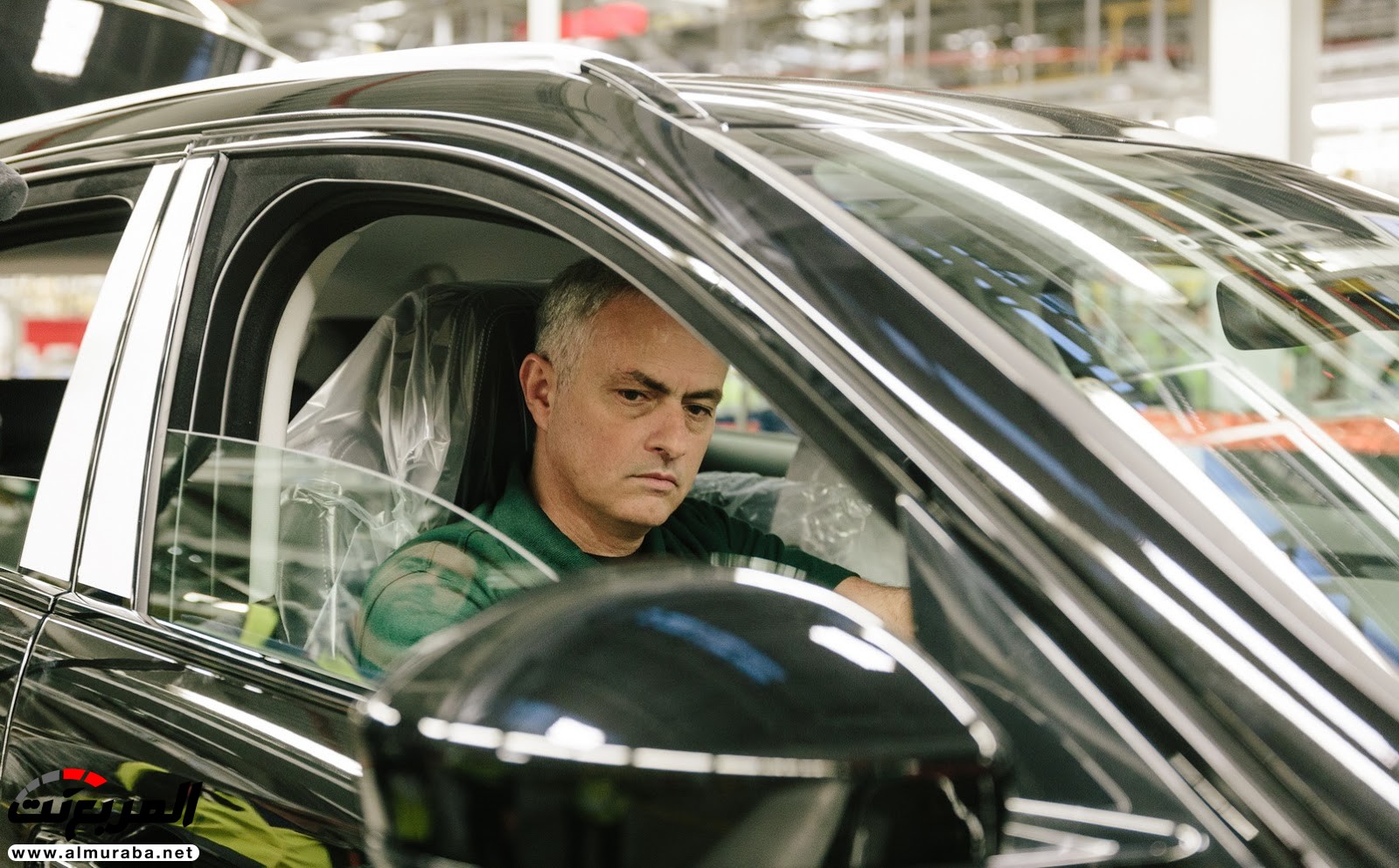 مدير مانشستر يونايتد يمضي يوما في بناء سيارة بمصنع جاكوار "فيديو وصور" 12