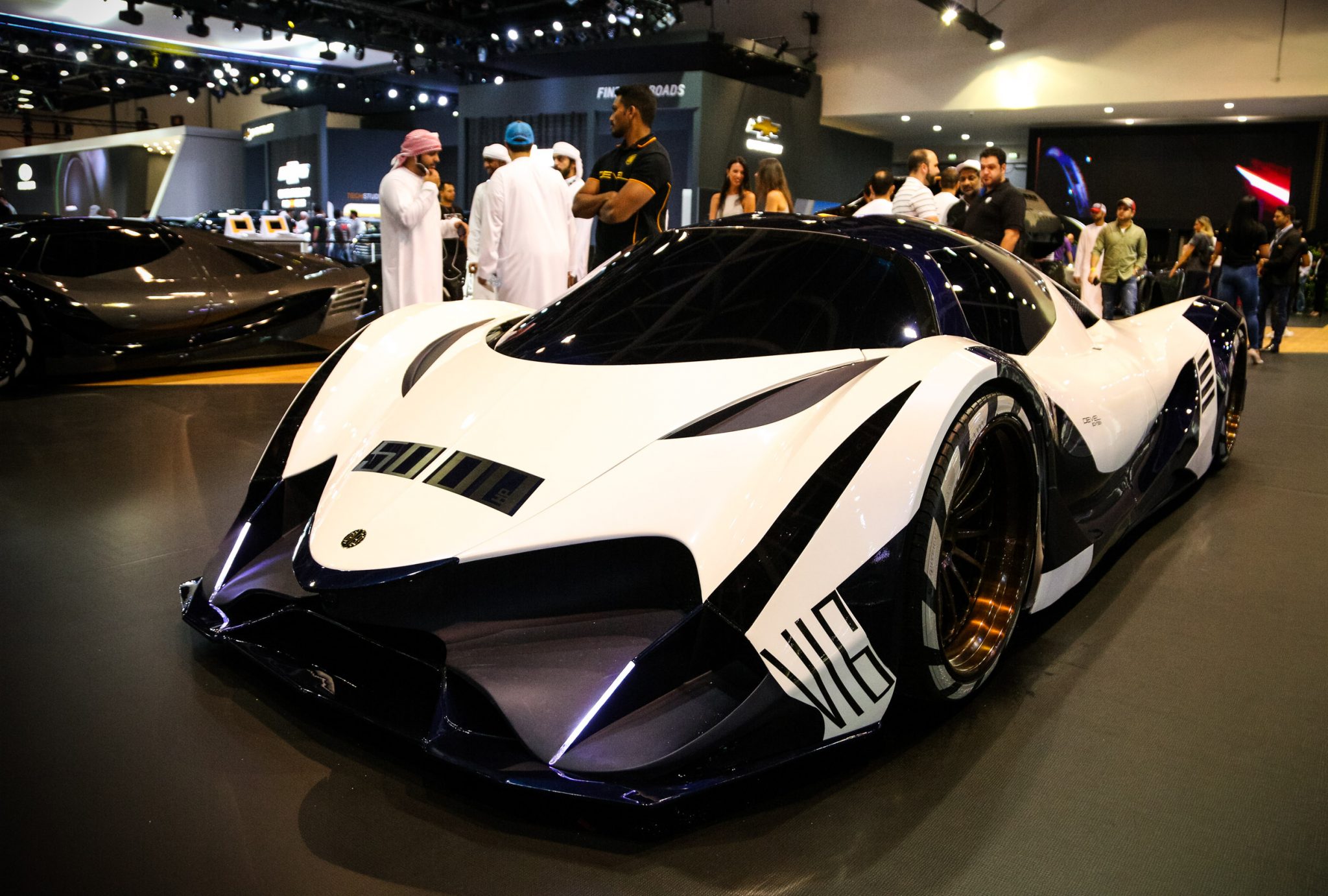 رواد صناعة السيارات في الإمارات يستقطبون زوار معرض دبي الدولي للسيارات 2017 2