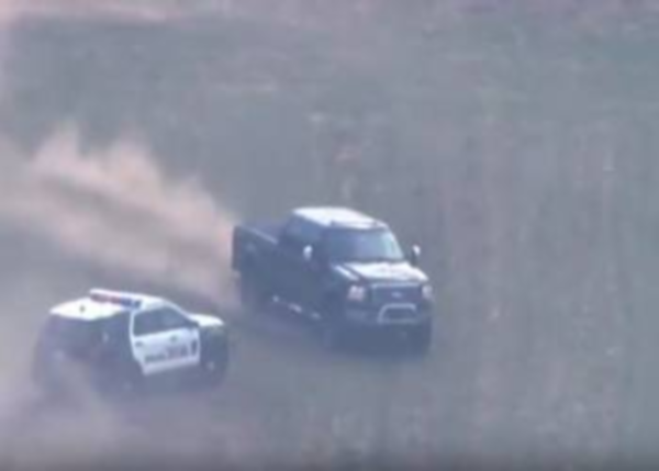 "بالفيديو" شاهد مطاردة مثيرة لسيارة مسروقة 1