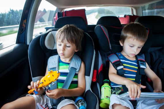 توجيهات هامة لاختيار مقعد الطفل بالسيارة