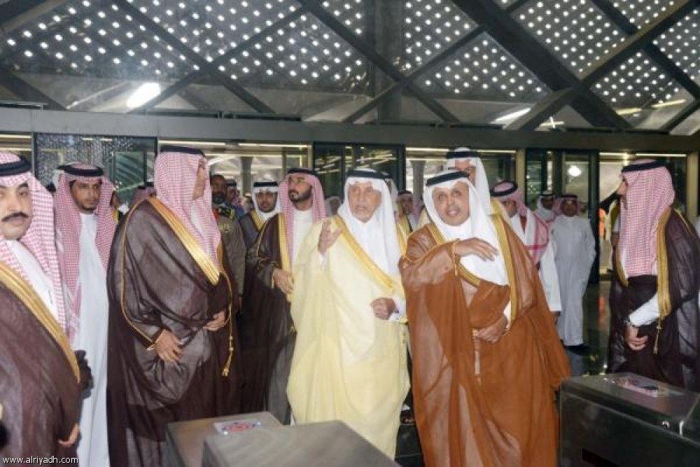 “بالصور” الأمير خالد الفيصل يؤكد أن تجربته في قطار الحرمين كانت ناجحة جدا