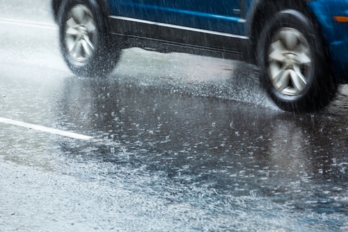 "بالفيديو" شاهد وتعرف على نصائح في قيادة السيارة خلال الأمطار والعواصف 1