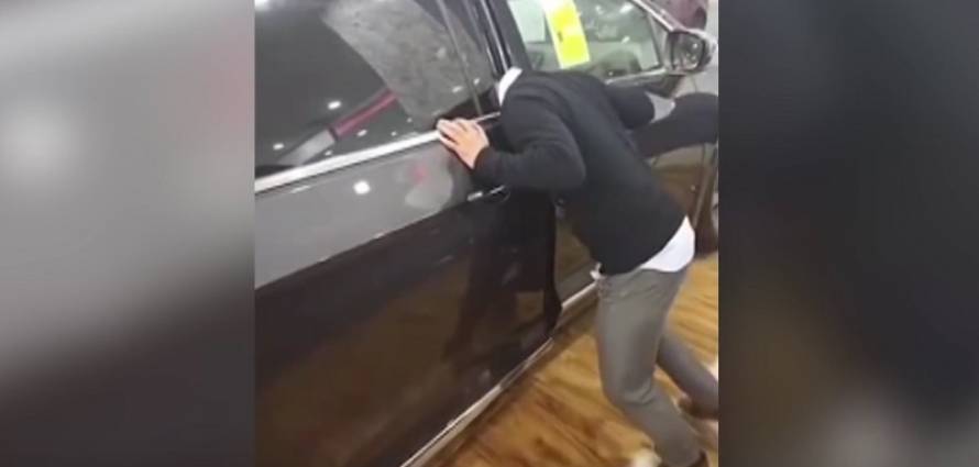 “بالفيديو” شاهد استعراض فاشل لمواصفات الأمان يتسبب بإغلاق باب سيارة على رقبة بائع