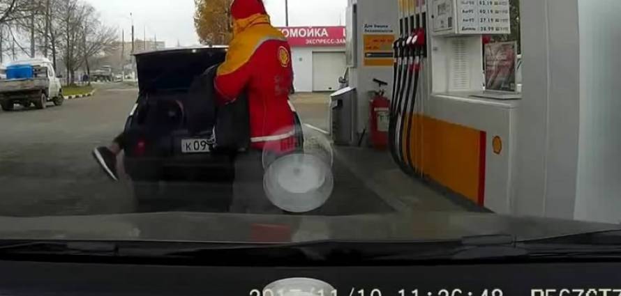 “بالفيديو” شاهد  ما فعله سائق بعدما أغلق سيارته والمفتاح بداخلها