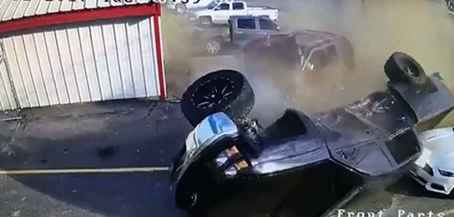 “بالفيديو” شاهد سائق تحت تأثير المخدرات يتسبب في حادث عنيف