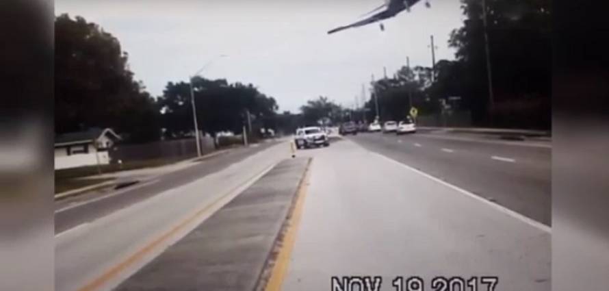 “بالفيديو” شاهد لحظة سقوط طائرة على الطريق وتحطمها