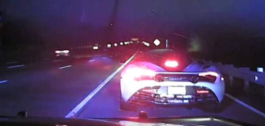 "بالفيديو" شاهد الشرطة الأمريكية تطارد سائقا مخمورا يقود ماكلارين 720 اس بسرعة 250 كم 1