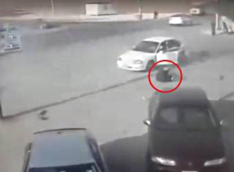 “بالفيديو” شاهد ردة فعل سريعة لسائق بعد سقوطه من سيارته في تصادم بالأردن