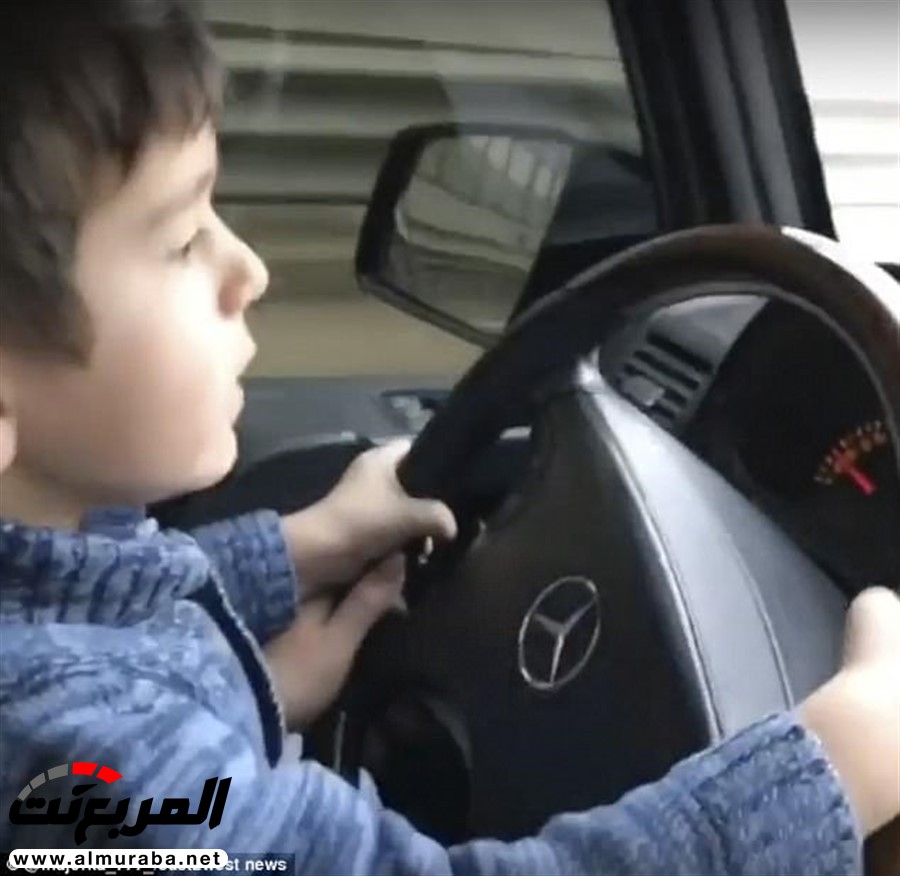 "بالفيديو" طفل عمره 4 سنوات يقود مرسيدس G-Class بطريق سريع 3