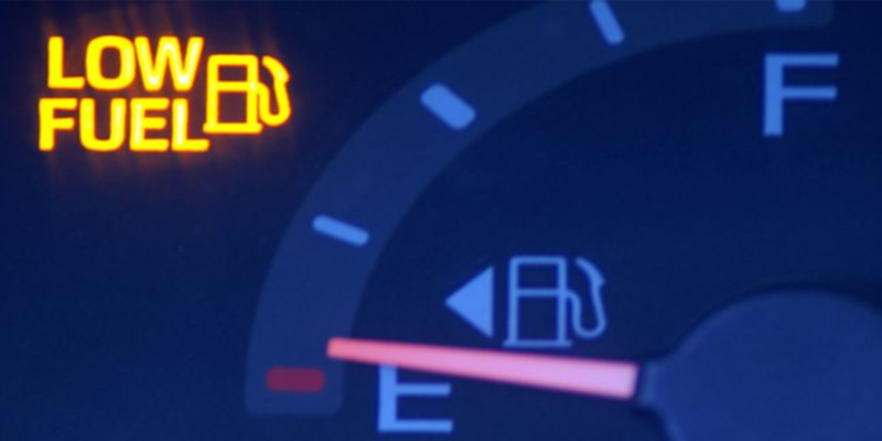 رغم إضاءة مؤشر نفاذ الوقود فسيارتك ستسير لمسافة طويلة