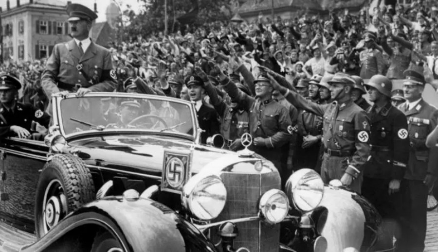 "بالصور" سيارة مرسيدس بنز الخاصة بأدولف هتلر تتوجه للبيع بمزاد عالمي 1
