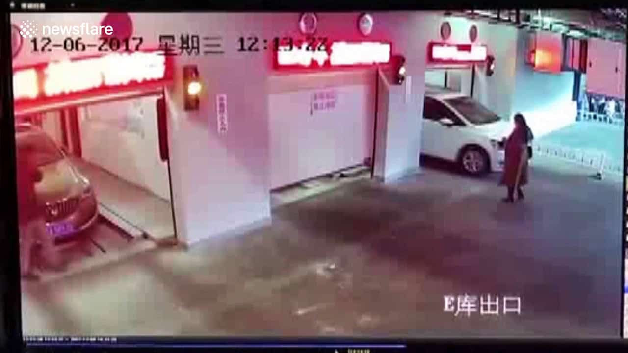 “بالفيديو” شاهد ماذا حدث لسيدة داخل مرأب للركن الآلي للسيارات بعد انشغالها بالهاتف