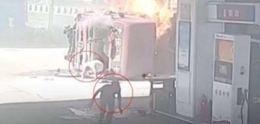 “بالفيديو” شاهد حادث عنيف بين شاحنتين في محطة وقود