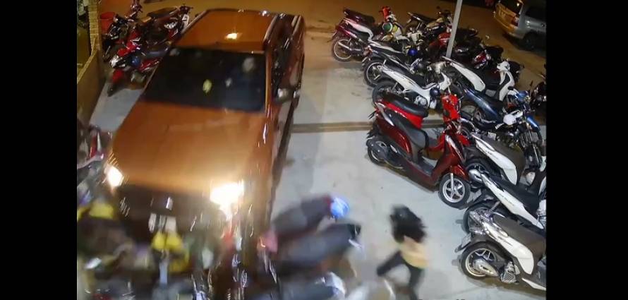 “بالفيديو” شاهد لحظة اصطدام سائق سيارة بمجموعة من الدراجات المركونة في فيتنام