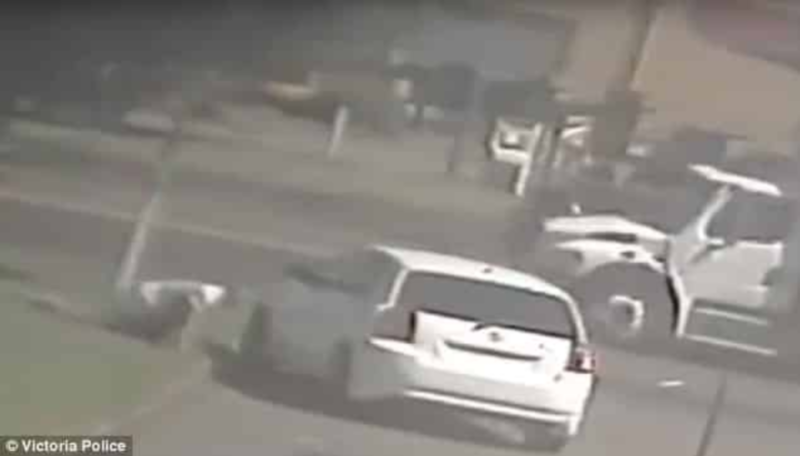 “بالفيديو” شاهد سيارة تصدم شاباً فيطير في الهواء في حادث مروع
