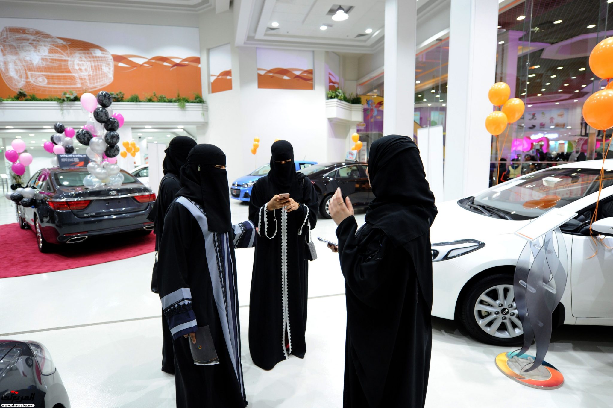 افتتاح أول معرض للسيارات مخصص للنساء في السعودية 2