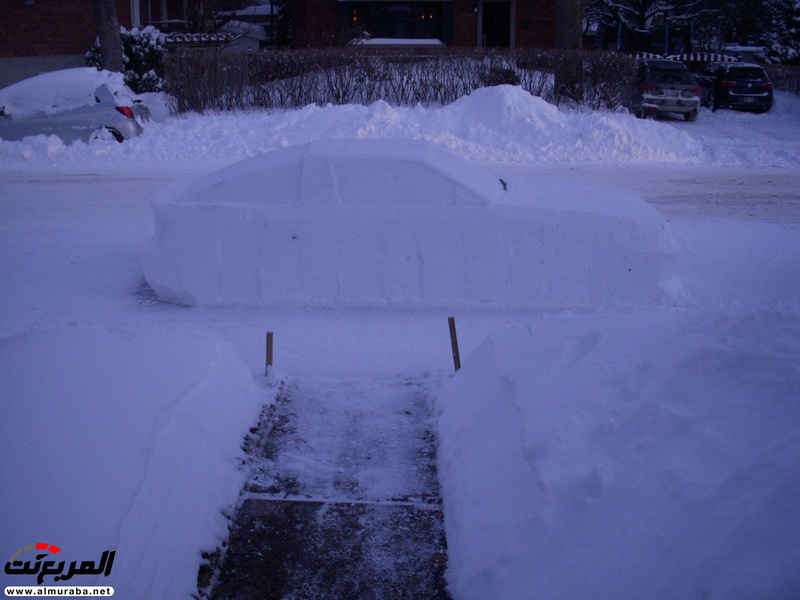 "بالصور" شرطي كندي يخالف سيارة مزيفة "مصنوعة من الثلج" 13