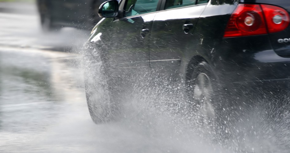 خبراء ينصحون بزيادة مسافة الأمان 3 مرات أثناء القيادة في الأمطار 3