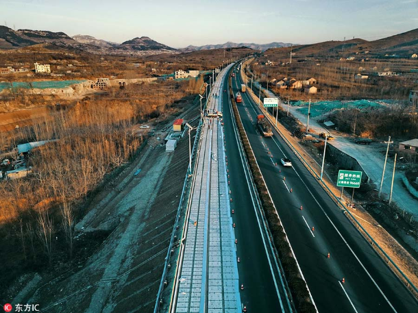 “بالفيديو” شاهد الصين تدشن أول طريق لتوليد الكهرباء