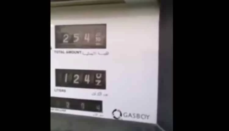 “بالفيديو” شاهد تكلفة تعبئة وقود تويوتا لاند كروزر بعد رفع الاسعار