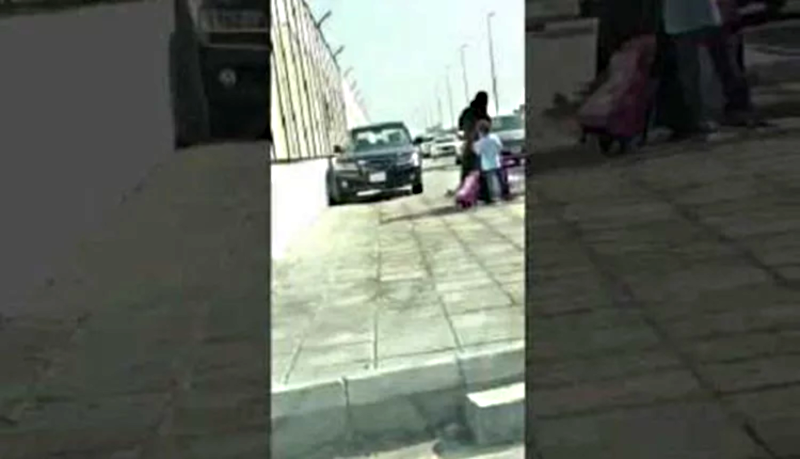 “بالفيديو” إيقاف السائق مهدد سلامة أم وطفليها على رصيف بجدة 6
