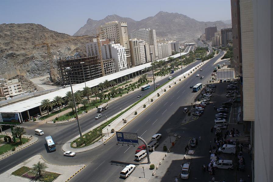 شاحنة بدون سائق تتحرك فجأة وتدهس شخصاً في مكة في حادثة غريبة 1
