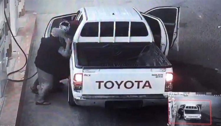 “بالفيديو” القبض على أحد المعتدين على عامل آسيوي في محطة بنزين بمحافظة القريات 1