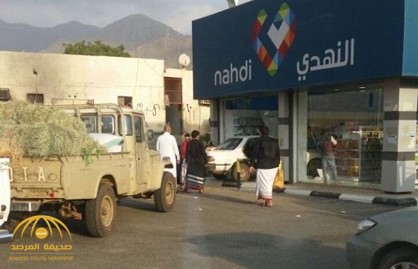 "بالفيديو" شاهد سيارة تقتحم صيدلية بمحافظة هروب بمنطقة جازان 1