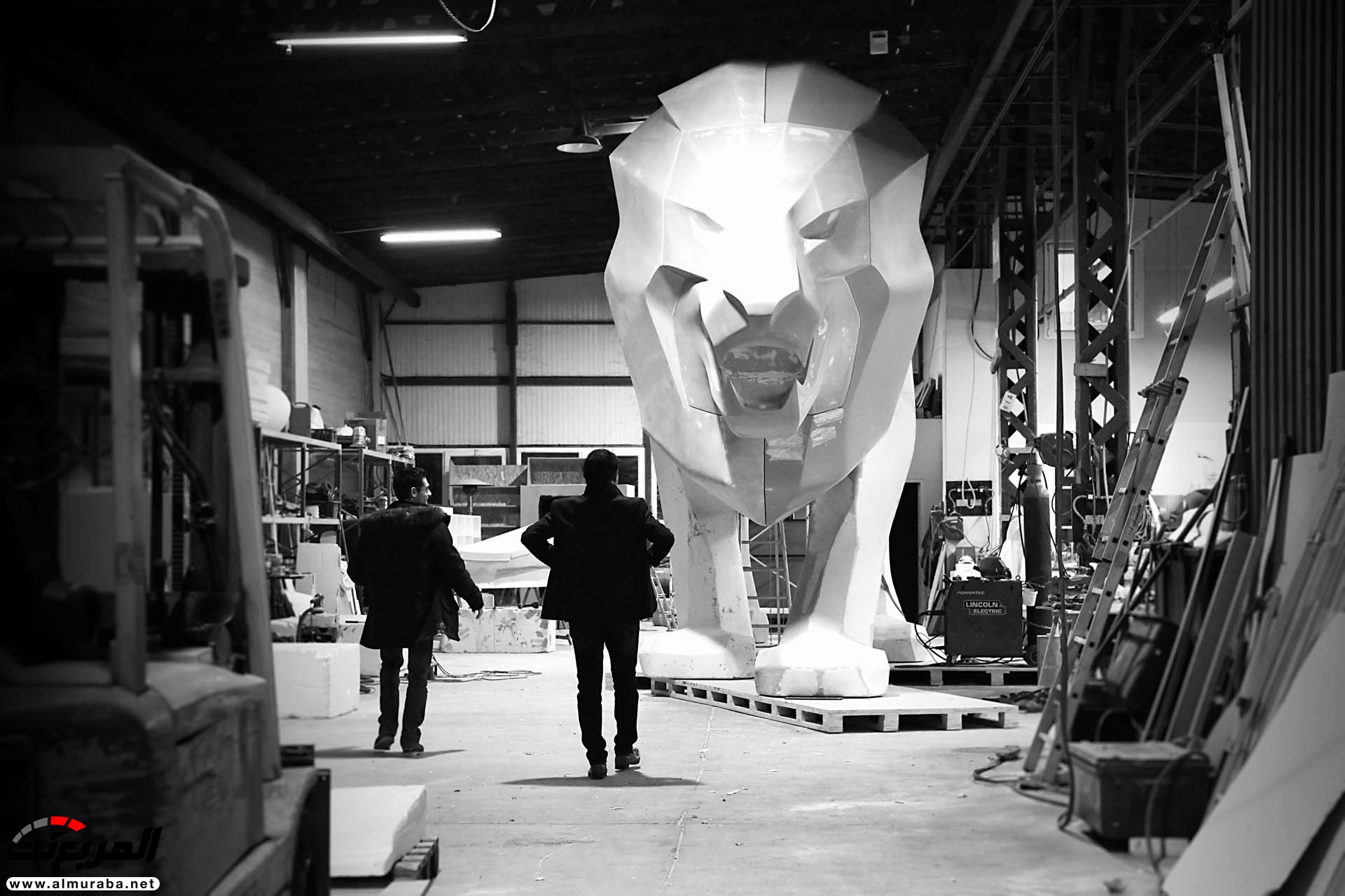 "بالصور" بيجو ستعرض تمثال عملاق على شكل أسد في جنيف 76