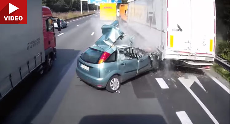 "بالفيديو" شاهد سائق سيارة يفقد السيطرة ويتسبب في حادث على طريق سريع 3