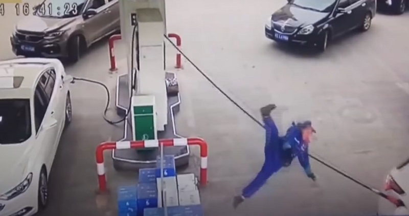 “بالفيديو” شاهد لحظة اقتلاع سائق سيارة لمضخة في محطة وقود