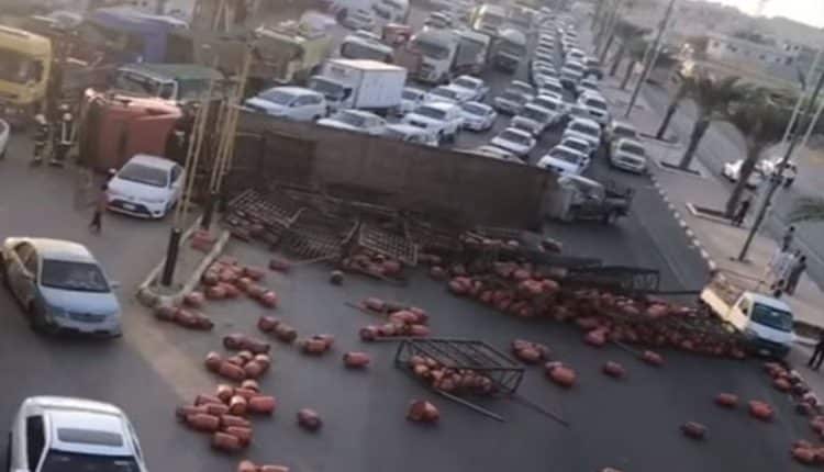 “بالفيديو” شاهد  لحظة انقلاب شاحنة غاز على الطريق الدولي الرابط بين بيش وصبيا