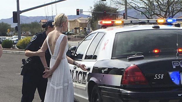 الشرطة الأمريكية تلقي القبض على عروس عقب ارتطام سيارتها في الطريق إلى زفافها