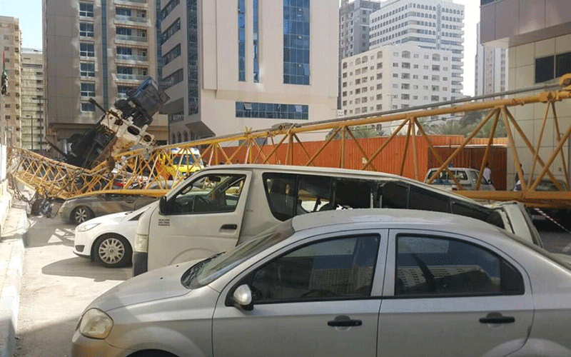 اتخاذ إجراءات قانونية بحق المسؤولين عن حادث سقوط رافعة على سيارات في أبوظبي 1